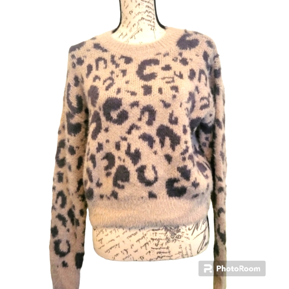 Animal print soft long sleeve sweater M